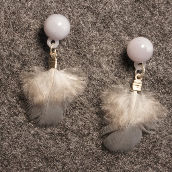 Boucles d'oreilles pendantes, plumes gris clair bleu, légères, montées sur boules gris laiteux   «Elle a fui, la tourterelle»