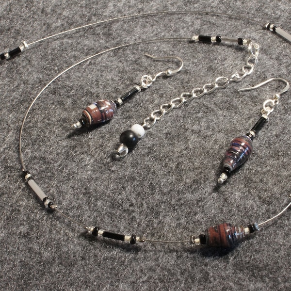 Ensemble Collier et boucles d'oreilles en perles de papier vernies faites main, ras de cou sur câble argenté   "Réglisse et chocolat"