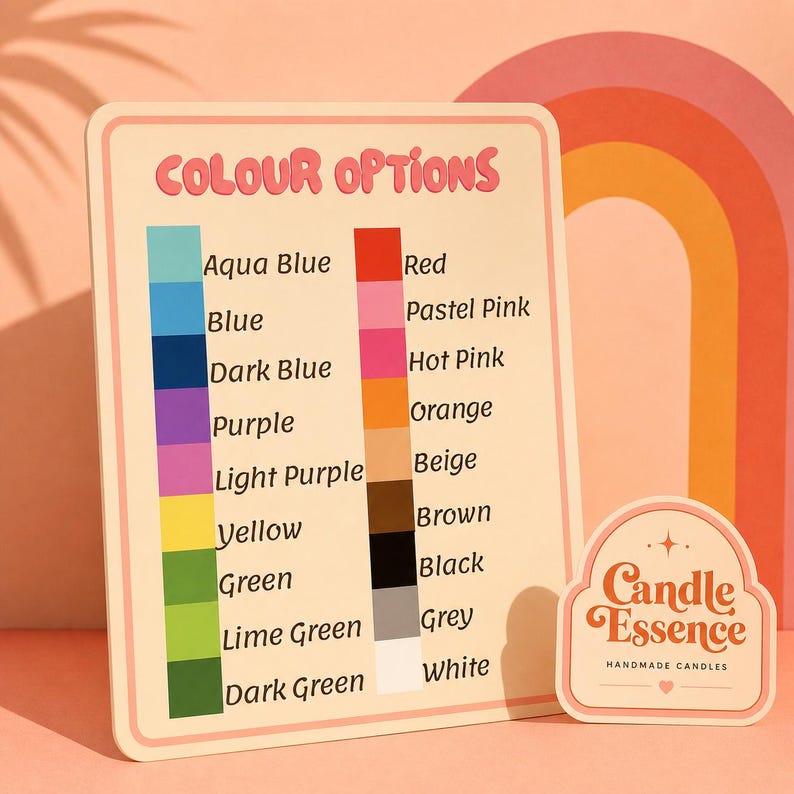 Op de afbeelding: Een bord met de tekst "COLOUR OPTIONS" toont kleurstalen: Aqua Blauw, Blauw, Donkerblauw, Paars, Lichtpaars, Geel, Groen, Limoengroen, Donkergroen, Rood, Pastelroze, Felroze, Oranje, Beige, Bruin, Zwart, Grijs en Wit. Een sticker leest "Candle Essence HANDMADE CANDLES."