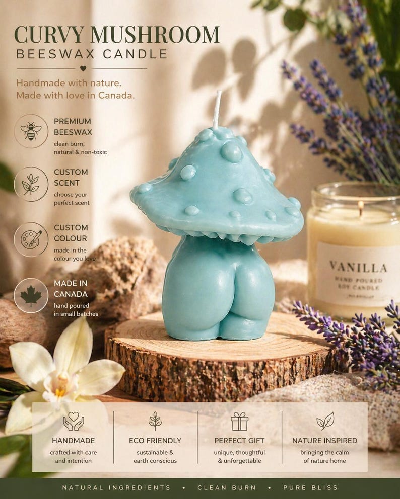 Op de afbeelding: Een lichtblauwe, gebogen bijenwaskaars in de vorm van een paddenstoel met een witte lont, op een houten schijf. De kaars is handgemaakt in Canada en heeft de tekst "CURVY MUSHROOM BEESWAX CANDLE". Een vanille geurkaars en lavendel takjes zijn op de achtergrond.