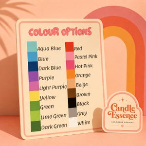 Puede incluir: Un letrero con "COLOUR OPTIONS" muestra muestras de color: Azul Aguamarina, Azul, Azul Oscuro, Morado, Lila, Amarillo, Verde, Verde Lima, Verde Oscuro, Rojo, Rosa Pastel, Rosa Fuerte, Naranja, Beige, Marr&oacute;n, Negro, Gris y Blanco. Una pegatina dice "Candle Essence HANDMADE CANDLES".