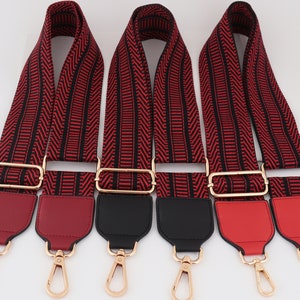Peut inclure: Cinq sangles réglables à motif rouge et noir avec des ferrures en métal doré et des extrémités en cuir de différentes couleurs. Les sangles sont pour les sacs ou les sacs à main.
