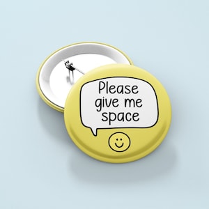 Può includere: Bottone giallo con una faccina sorridente e un fumetto che dice "Per favore, dammi spazio".