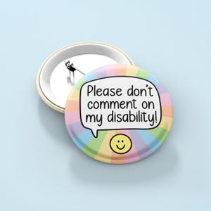 Può includere: Un bottone arcobaleno con un fumetto che dice "Per favore, non commentare la mia disabilità!" e un'emoticon sorridente.