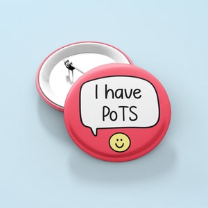 Può includere: Badge a bottone rosa con un fumetto bianco che dice "Ho PoTS" e una faccina gialla sorridente.