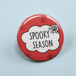 Odznaka Spooky Season | Przypinki na Halloween, Upiorne prezenty, Cukierek albo psikus