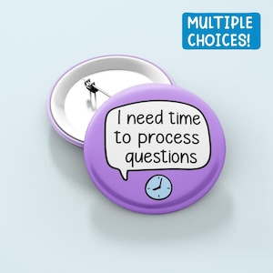Ich brauche Zeit um Fragen zu bearbeiten || Mehrfachauswahl - Pin Badge | Autismus Pin Badge - Mentales Gesundheitsbewusstsein - Autismus