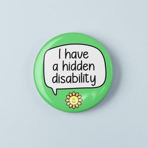 Op de afbeelding: Een ronde groene button met een witte tekstballon met de zwarte tekst I have a hidden disability. Onder de tekstballon staat een klein geel zonnebloemicoontje met een eenvoudig lachend gezichtje in het midden van de bloemblaadjes.