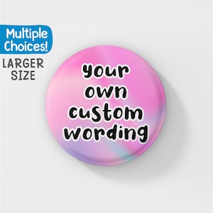 Op de afbeelding: Een roze knoop met een holografisch effect en de tekst "your own custom wording" in zwart.