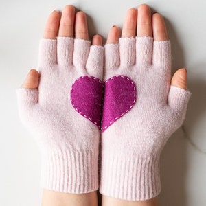 Roze vingerloze handschoenen met paars hart voor haar