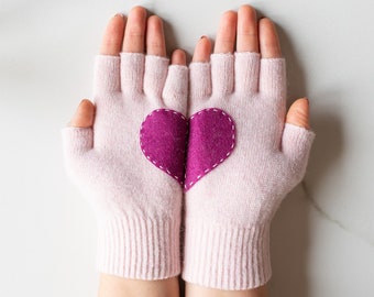 Rosa fingerlose Handschuhe mit lila Herz