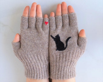 Katzenmama Geschenk - Schwarzes Kätzchen auf Fingerlosen Handschuhen