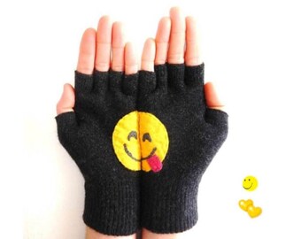 Graue fingerlose Handschuhe mit gelber Smiley-Zunge heraus