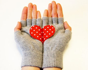 Hellgraue fingerlose Strickhandschuhe