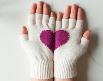 Valentinstag Frauen Geschenk - Ecru fingerlose Handschuhe mit lila Herz