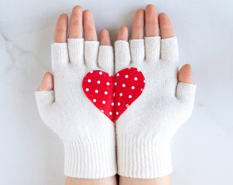 Ivory Fäustlinge - Muttertagsgeschenk - Fingerlose Handschuhe mit rotem gepunktetem Herz