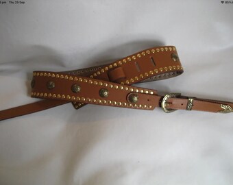 Tracolla per chitarra in pelle marrone chiaro con borchie