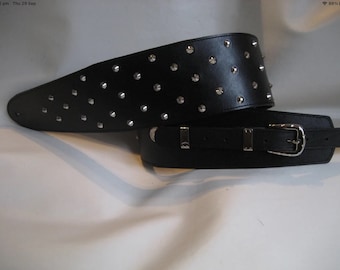 Tracolla per chitarra in pelle nera con borchie