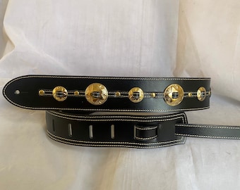 Schwarzer Leder-Gold-Conchos-Gitarrengurt