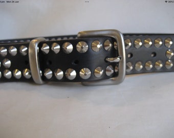 Czarny skórzany pasek w kształcie piramidy z ćwiekami