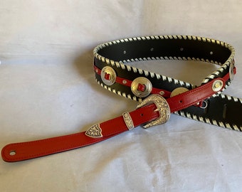 Schwarz / Roter Lederkantenwickel Concho Gitarrengurt