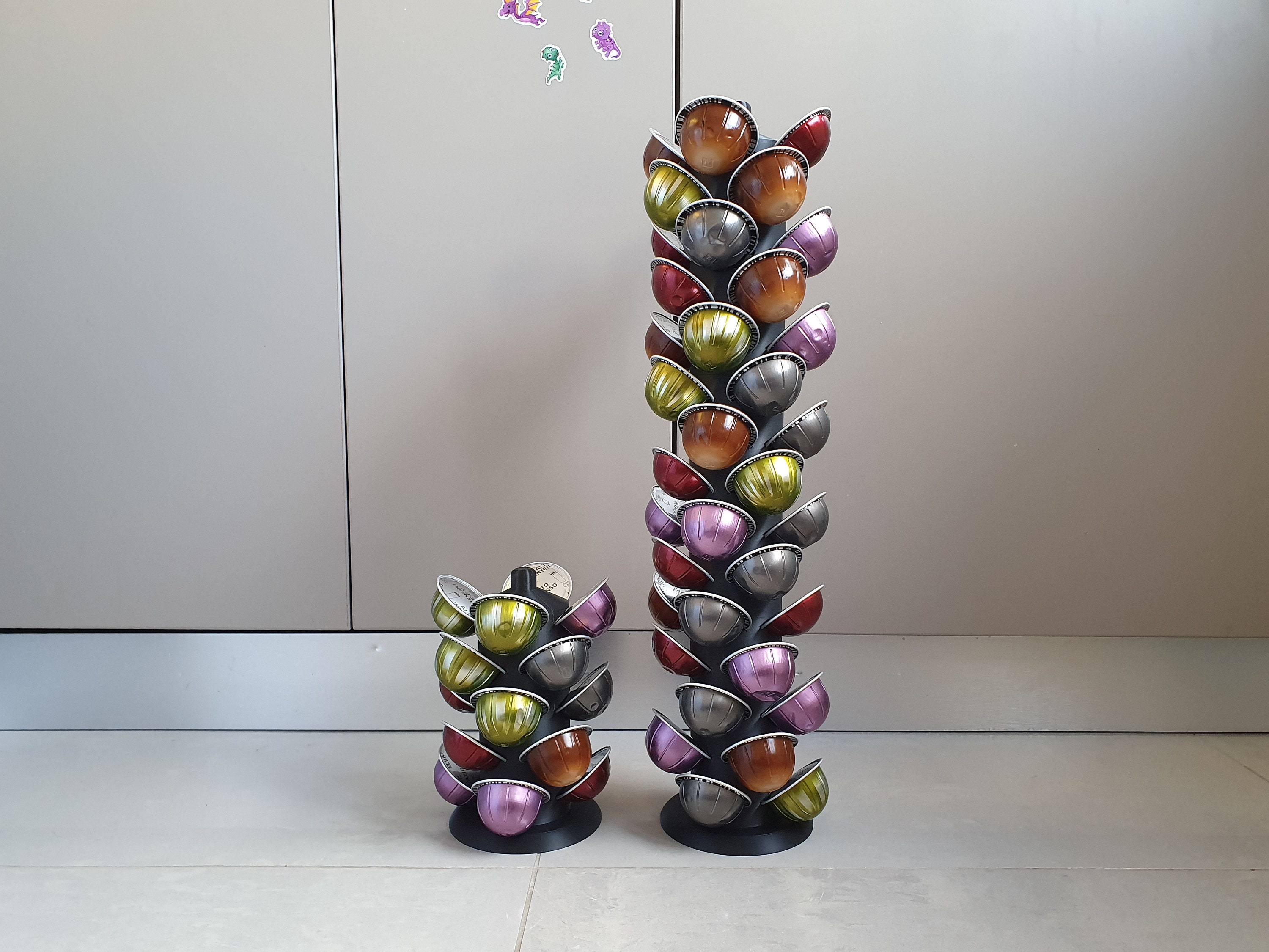 FlagShip Organizador de cápsulas Nespresso Vertuo para almacenamiento de  cápsulas de café, diseño de barra de café con soporte para tazas de árbol  (50 cápsulas y 7 tazas de capacidad) : 