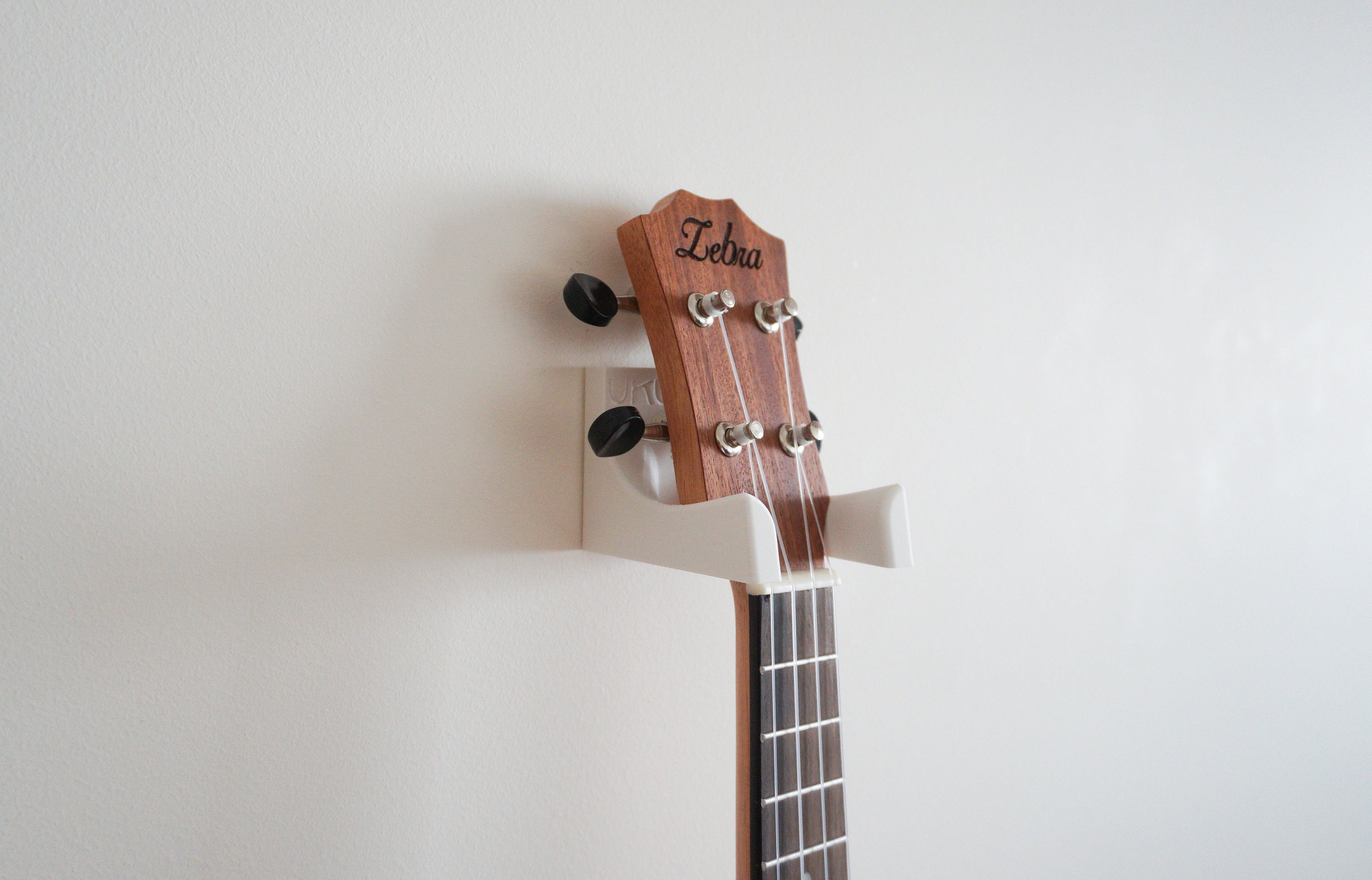 Soporte de pared doble para guitarra con estante, perchas de madera maciza  para guitarra/ukelele con 2 soportes para guitarra y púas para montaje en