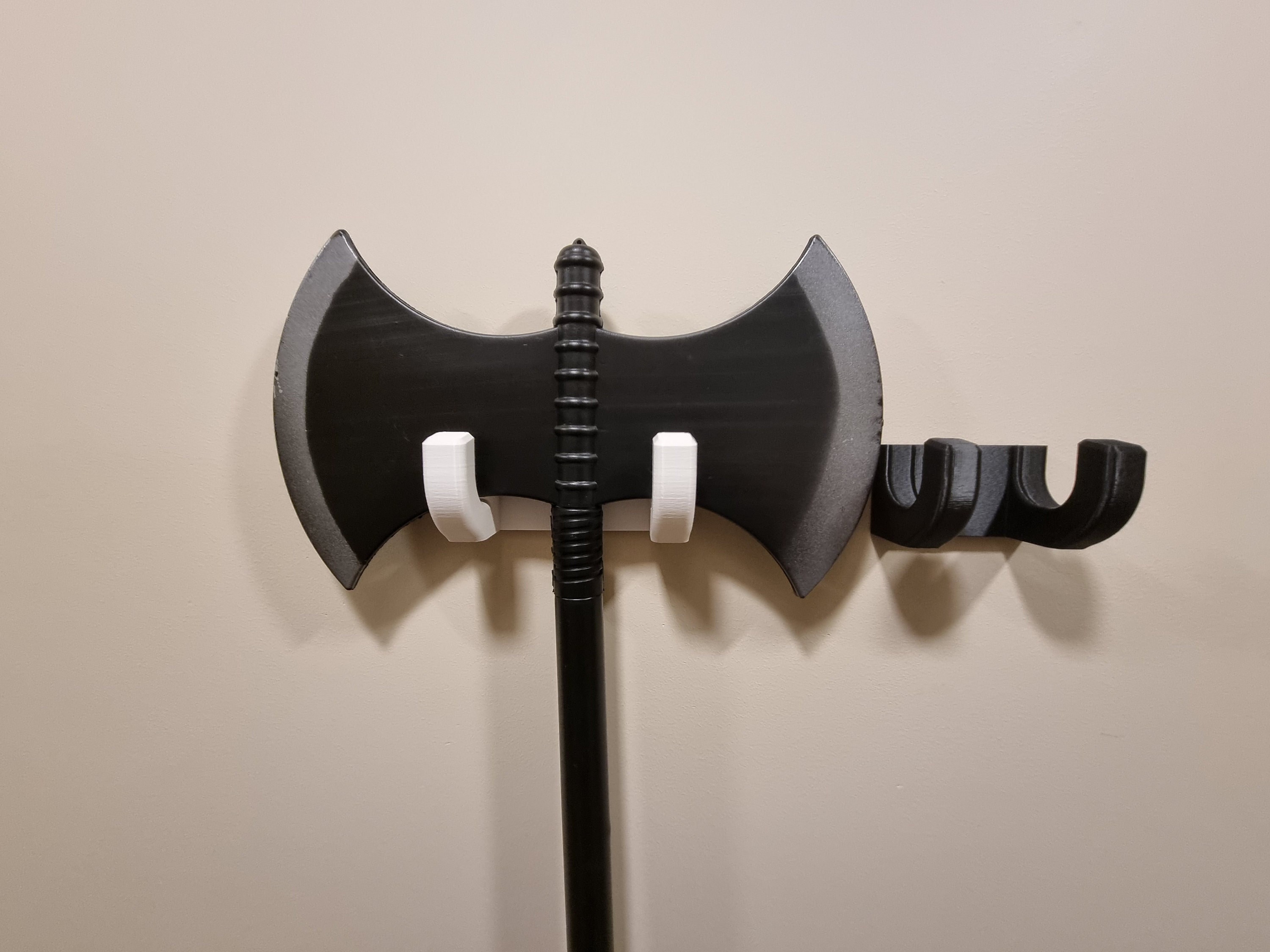 Gosknor Set Supporto Parete per Spada, Supporto da Parete Regolabile in Legno Spesso per Spada con Chiodi e Fibbie Ideale per Esposizione Verticale