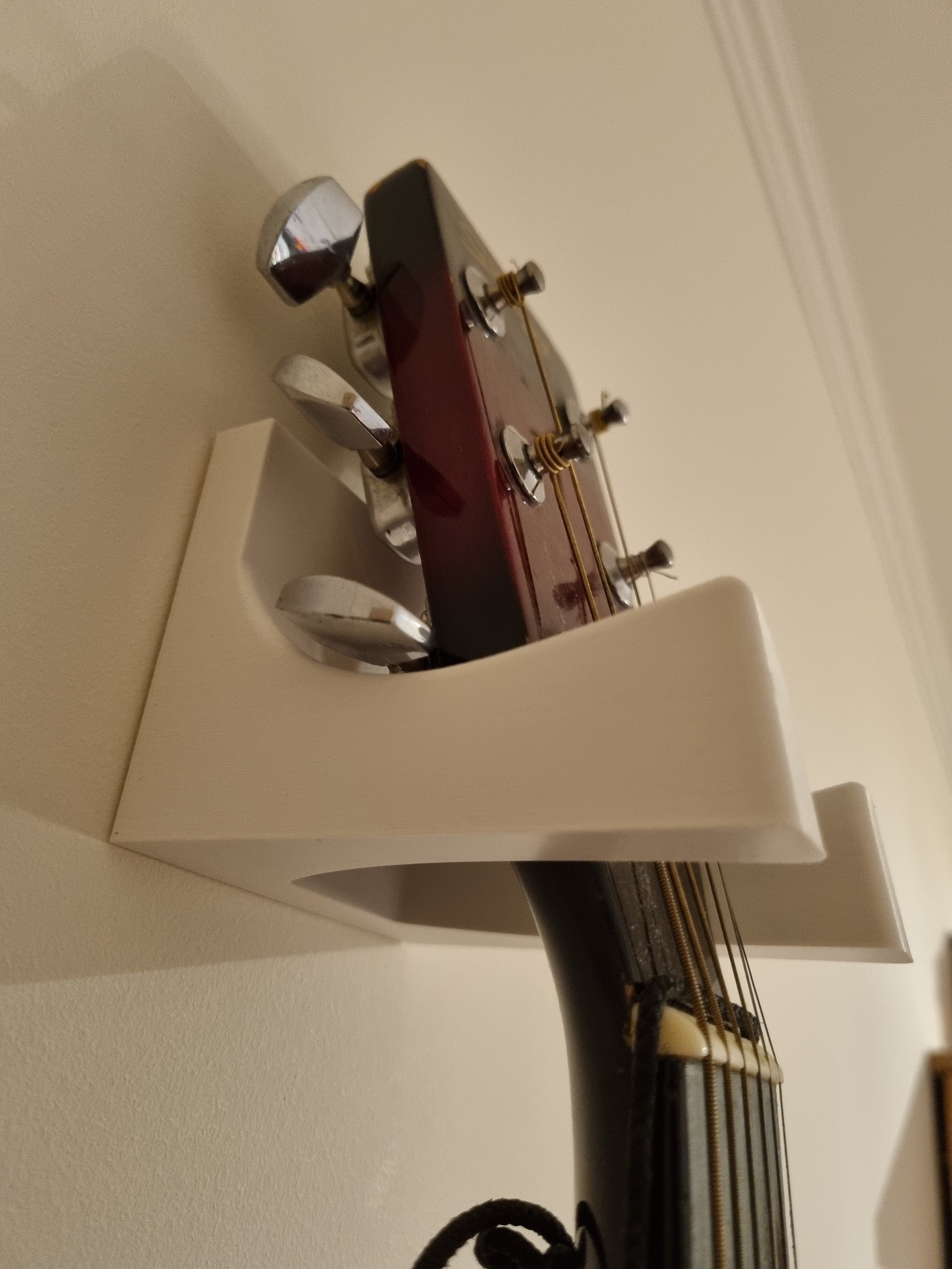 Screwless guitar wall mount outlet
