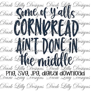 Puede incluir: Un diseño gráfico de descarga digital con un texto azul superpuesto sobre un fondo blanco que dice "Some of y'all's cornbread ain't done in the middle".