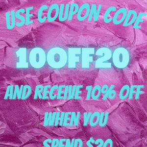 Op de afbeelding: Een roze textuur achtergrond met een blauwe tekst overlay. De tekst luidt "GEBRUIK DE COUPONCODE 10OFF20 EN ONTVANG 10% KORTING BIJ EEN BESTEDING VAN &euro;20".