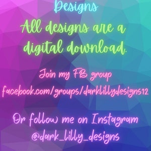Op de afbeelding: Een aankondiging van een digitale designshop met een kleurrijke geometrische achtergrond. De tekst luidt "Welkom bij Dark Lilly Designs. Alle ontwerpen zijn digitale downloads. Word lid van mijn FB-groep facebook.com/groups/darklillydesigns12 Of volg me op Instagram @dark_lilly_designs"