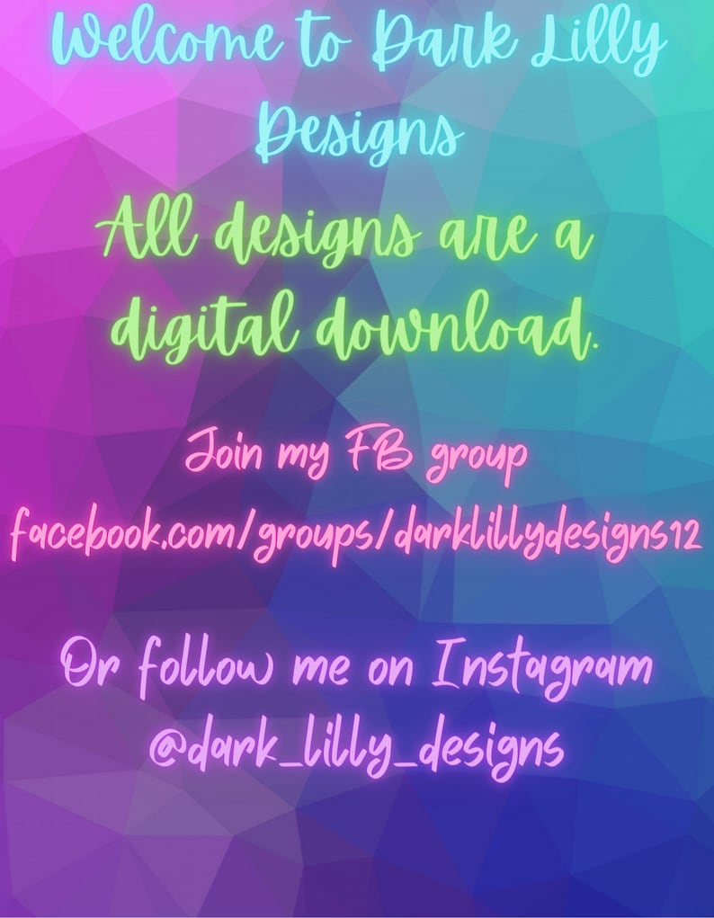 Op de afbeelding: Een aankondiging van een digitale designshop met een kleurrijke geometrische achtergrond. De tekst luidt "Welkom bij Dark Lilly Designs. Alle ontwerpen zijn digitale downloads. Word lid van mijn FB-groep facebook.com/groups/darklillydesigns12 Of volg me op Instagram @dark_lilly_designs"