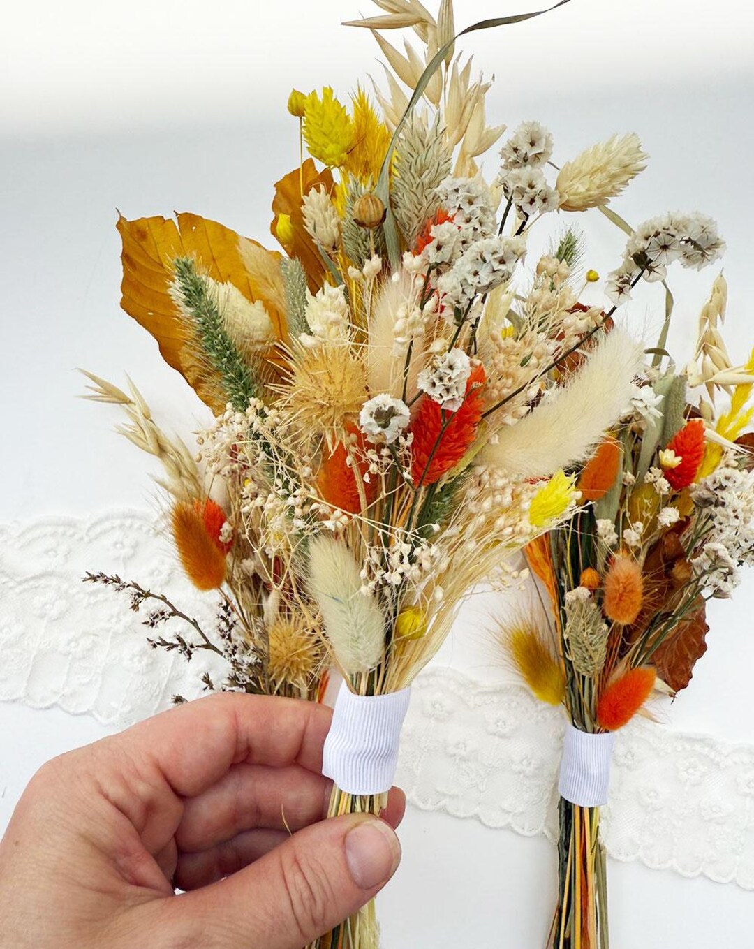 オレンジ色のドライフラワーブーケ。花嫁介添人、フラワーガール、花嫁