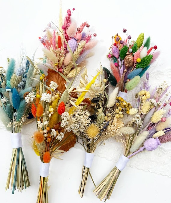 オレンジ色のドライフラワーブーケ。花嫁介添人、フラワーガール、花嫁