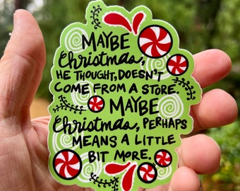 Può includere: Un adesivo verde con il testo "MAYBE Christmas, HE THOUGHT, DOESN'T COME FROM A STORE. MAYBE Christmas, PERHAPS MEANS A LITTLE BIT MORE." L'adesivo presenta disegni di caramelle alla menta piperita rosse e bianche e volute decorative.