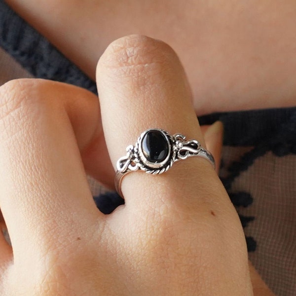 Anillo de turmalina negra boho, regalo del día de la madre, anillo de plata de ley llamativo para mujer, joyería boho, anillo simple boho con piedra