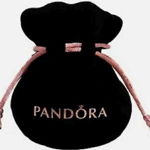 Puede incluir: Bolsa de terciopelo negro con cord&oacute;n y letras "PANDORA" en oro rosa. La bolsa tiene un cierre de cord&oacute;n rosa, ideal para joyas o peque&ntilde;os regalos.