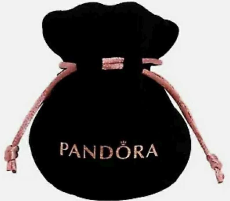 Puede incluir: Bolsa de terciopelo negro con cord&oacute;n y letras "PANDORA" en oro rosa. La bolsa tiene un cierre de cord&oacute;n rosa, ideal para joyas o peque&ntilde;os regalos.