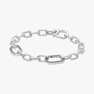 Puede incluir: Una pulsera de cadena plateada con eslabones ovalados y rectangulares. La pulsera tiene un cierre de mosquetón y la palabra "PANDORA" es visible en el cierre. La pulsera está hecha de un metal brillante y reflectante.