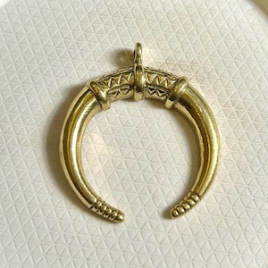 Wisiorek z półksiężycem z mosiądzu, 2 szt.: ręcznie robiony wisiorek w stylu boho (41 mm)