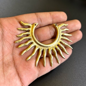 Colgante de sol de latón hecho a mano: joya bohemia (51 x 71 mm)
