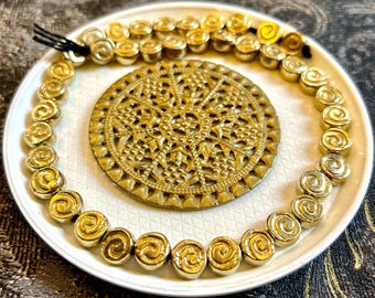 40 sztuk małych spiralnych koralików mosiężnych: etniczne zawieszki plemienne (8 mm)
