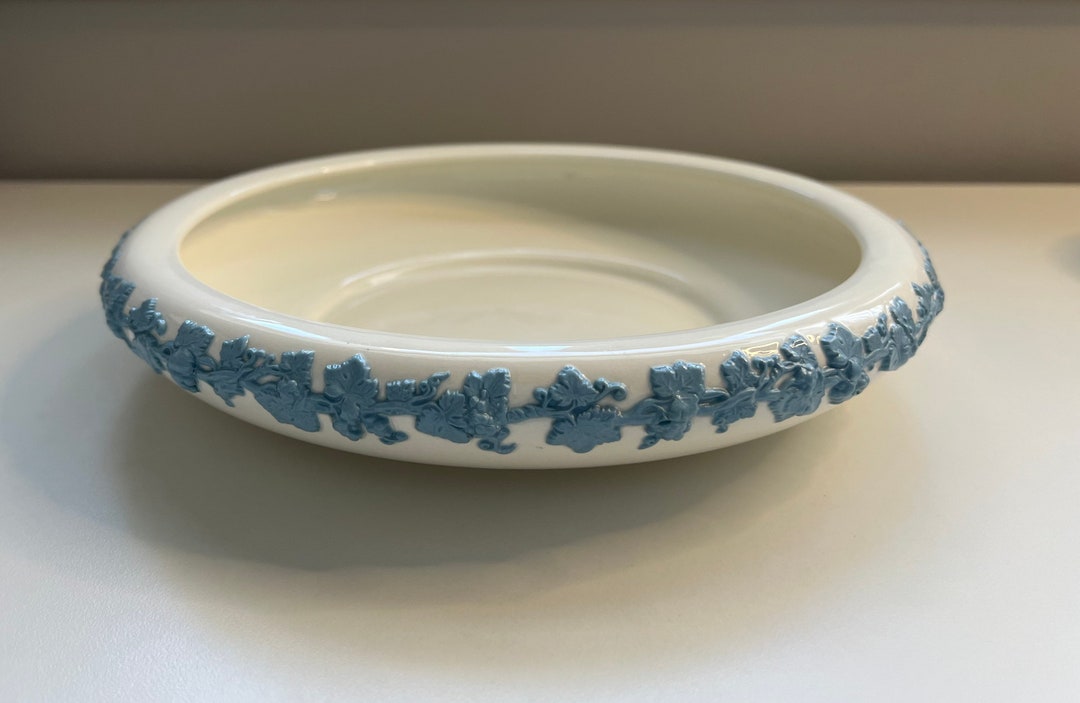 Wedgwood Queensware Grapes Leaves Blue Cream Large Gardenia Bowl 10 1/4