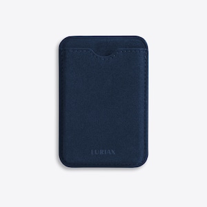 Puede incluir: Un tarjetero azul marino con superficie texturizada. El tarjetero tiene un bolsillo en la parte superior y el nombre de la marca "LURIAX" en relieve en la parte inferior. Rectangular con esquinas redondeadas.