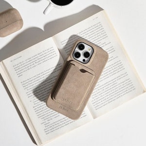 El tarjetero MagSafe - Malibu Beige / Luriax Alcantara Ante MagSafe Cartera hecha a mano compatible