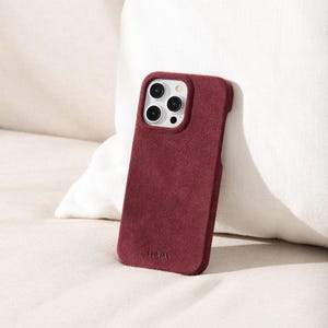 Coque pour iPhone The Sport - Bordeaux de Luriax | Étui pour téléphone en daim alcantara compatible MagSafe - iPhone 14, 15 et 16 Pro Series