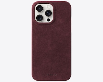 Può includere: Una custodia per telefono in pelle scamosciata color borgogna con un rigonfiamento della fotocamera bianco e la parola "LURVEY" impressa sul fondo.