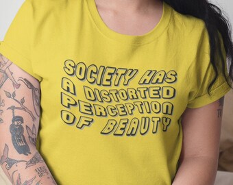 Samhället har en förvrängd uppfattning om skönhet T-shirt / Feministisk T-shirt / Kroppspositiv / Motiverande Positiv T-shirt / Feminism / Lika rättigheter