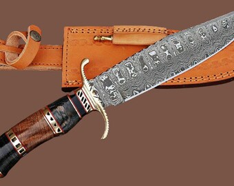 Coltello da caccia Bowie fatto a mano in acciaio di Damasco con manico in legno e fodero in pelle.